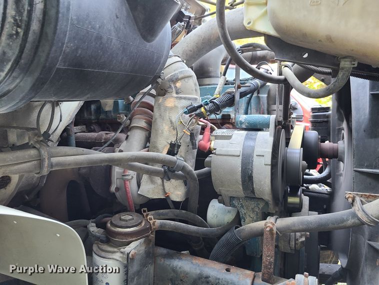 image for item GY9589 2001 International 4900  bucket truck