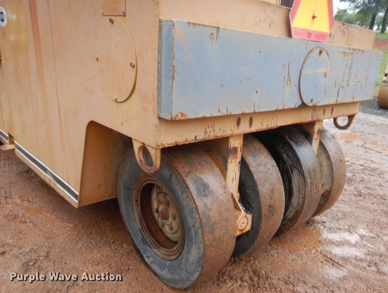 image for item HB9491 Ingram 9-2800  pneumatic roller