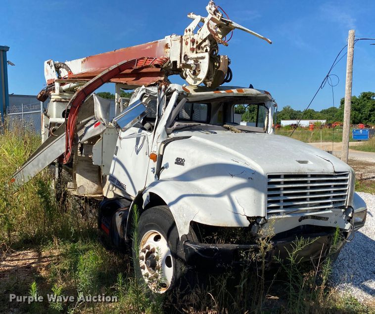 image for item HG9165 1997 International 4700  digger derrick truck