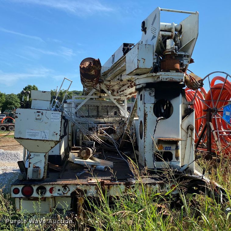 image for item HG9165 1997 International 4700  digger derrick truck