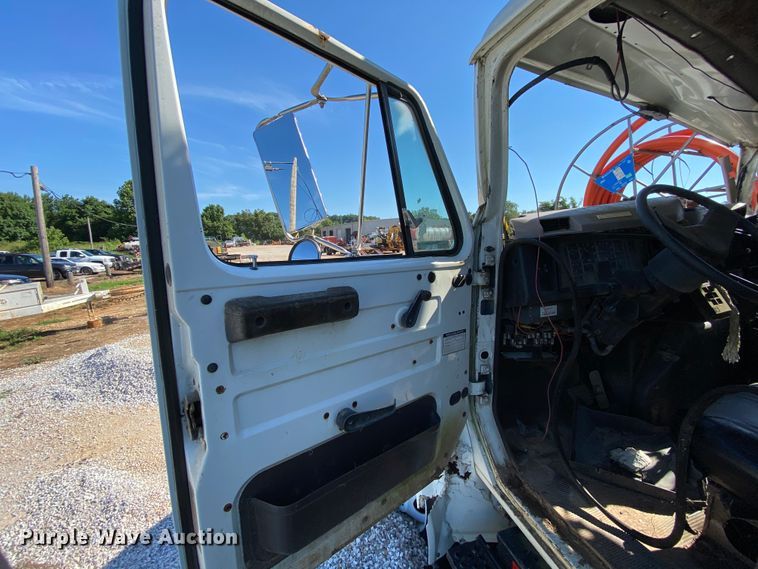 image for item HG9165 1997 International 4700  digger derrick truck