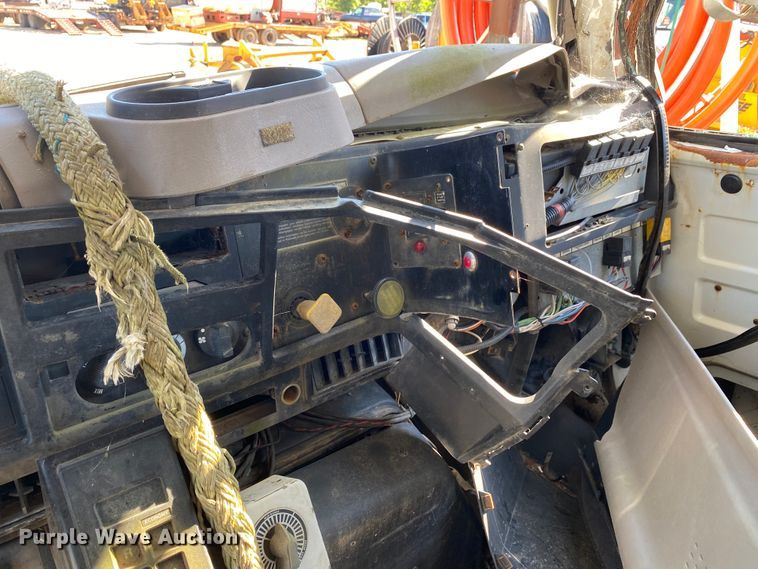 image for item HG9165 1997 International 4700  digger derrick truck