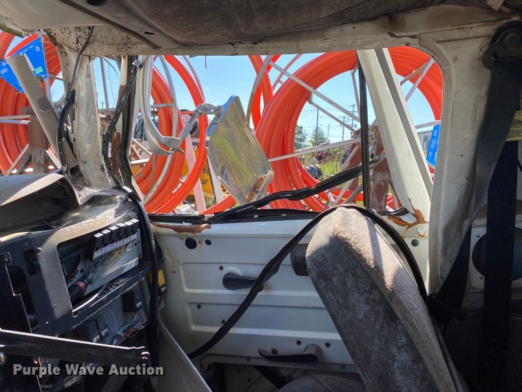 image for item HG9165 1997 International 4700  digger derrick truck