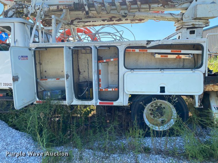 image for item HG9165 1997 International 4700  digger derrick truck