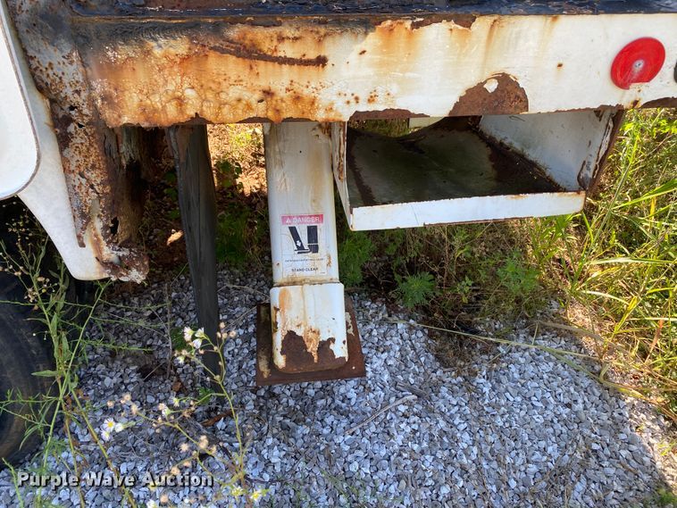 image for item HG9165 1997 International 4700  digger derrick truck