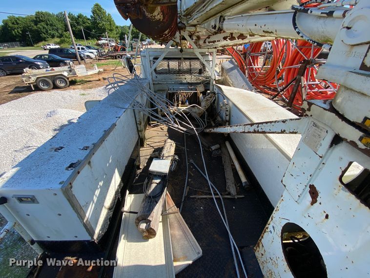 image for item HG9165 1997 International 4700  digger derrick truck