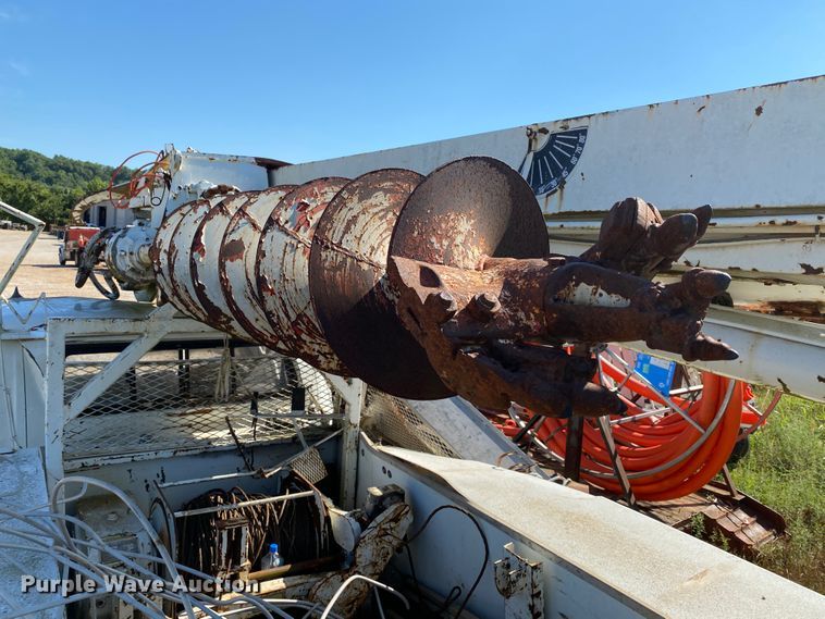 image for item HG9165 1997 International 4700  digger derrick truck