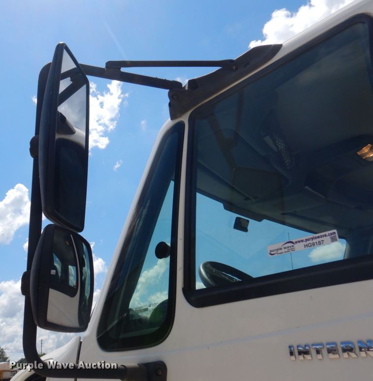 image for item HG9187 2007 International 4400  truck cab and chassis