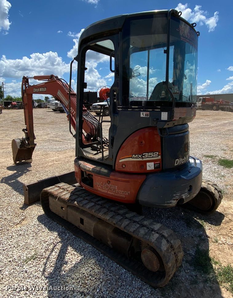 image for item HG9205 2005 Ditch Witch MX352  mini excavator