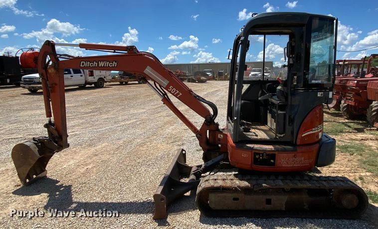 image for item HG9205 2005 Ditch Witch MX352  mini excavator