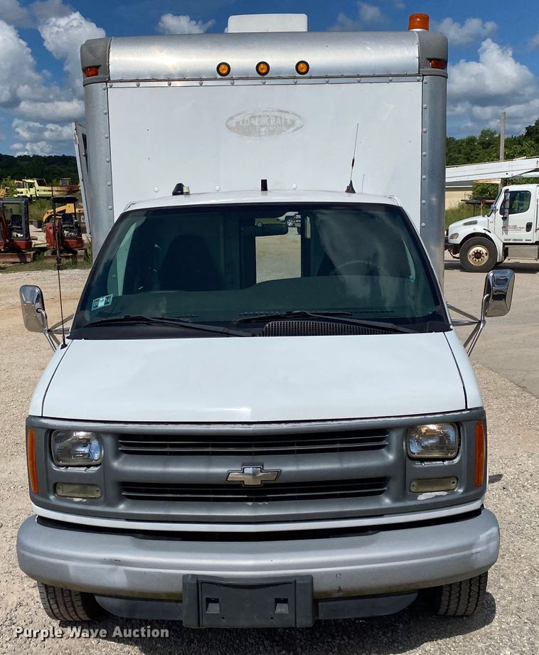 image for item HG9208 2002 Chevrolet Express 3500  box truck