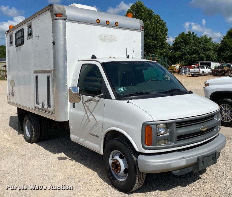 image for item HG9208 2002 Chevrolet Express 3500  box truck