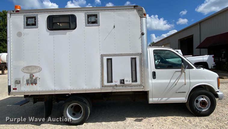 image for item HG9208 2002 Chevrolet Express 3500  box truck