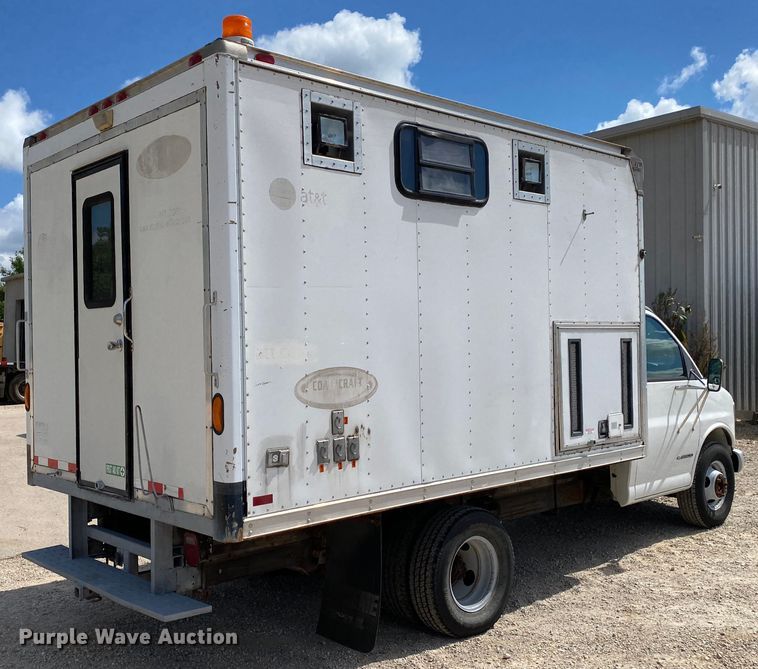 image for item HG9208 2002 Chevrolet Express 3500  box truck