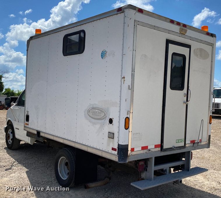 image for item HG9208 2002 Chevrolet Express 3500  box truck