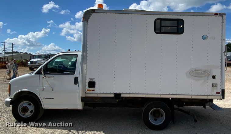 image for item HG9208 2002 Chevrolet Express 3500  box truck