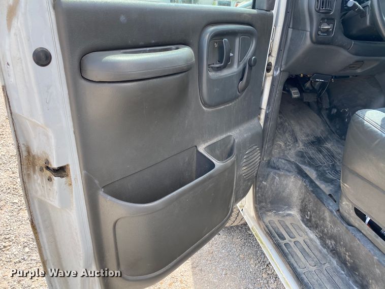 image for item HG9208 2002 Chevrolet Express 3500  box truck