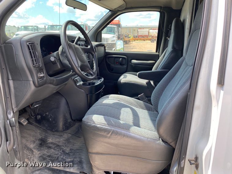 image for item HG9208 2002 Chevrolet Express 3500  box truck