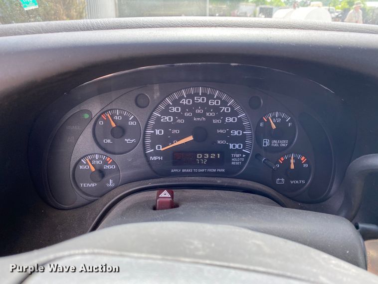 image for item HG9208 2002 Chevrolet Express 3500  box truck