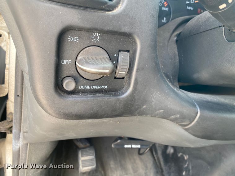 image for item HG9208 2002 Chevrolet Express 3500  box truck