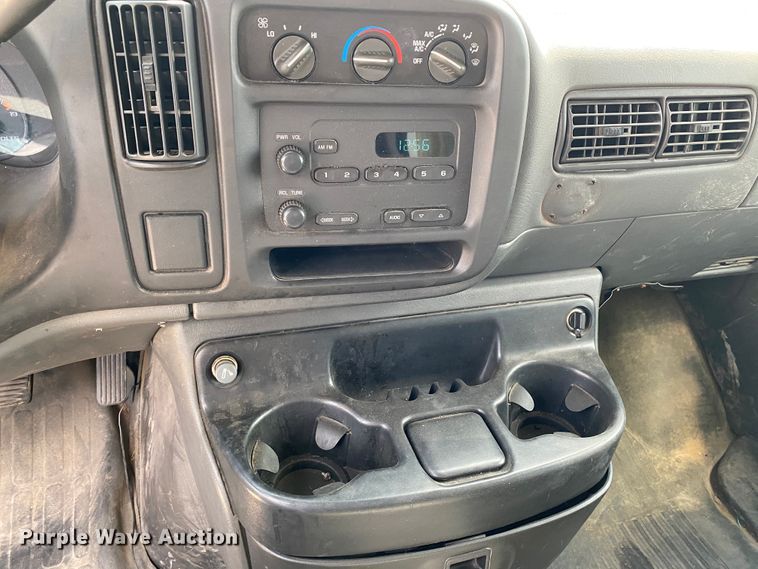 image for item HG9208 2002 Chevrolet Express 3500  box truck