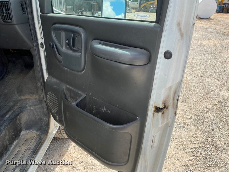 image for item HG9208 2002 Chevrolet Express 3500  box truck