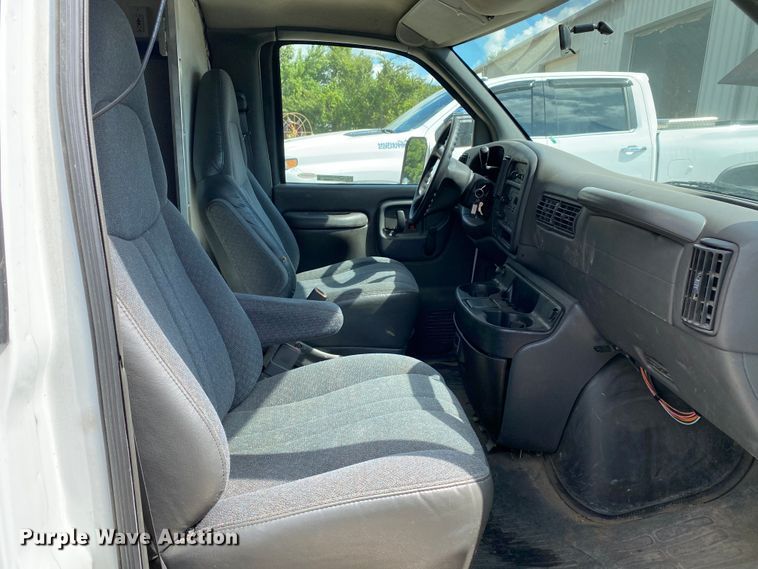 image for item HG9208 2002 Chevrolet Express 3500  box truck