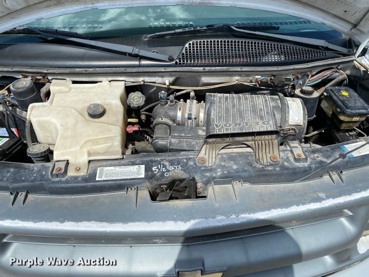 image for item HG9208 2002 Chevrolet Express 3500  box truck