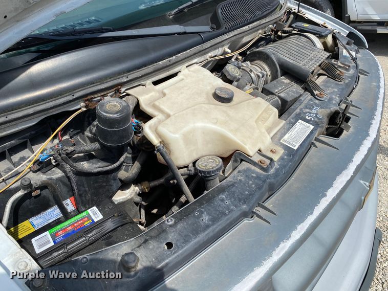 image for item HG9208 2002 Chevrolet Express 3500  box truck