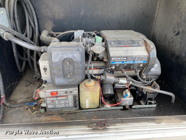 image for item HG9208 2002 Chevrolet Express 3500  box truck