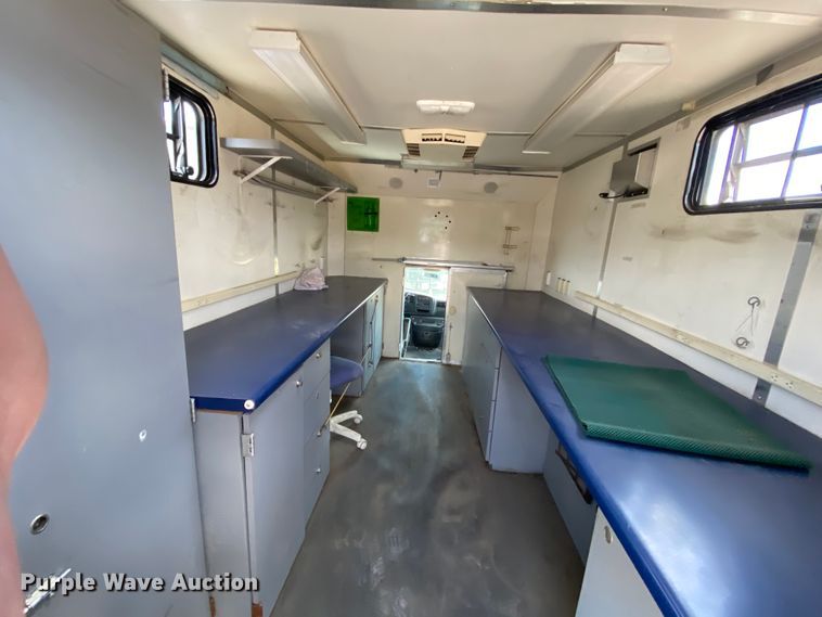 image for item HG9208 2002 Chevrolet Express 3500  box truck