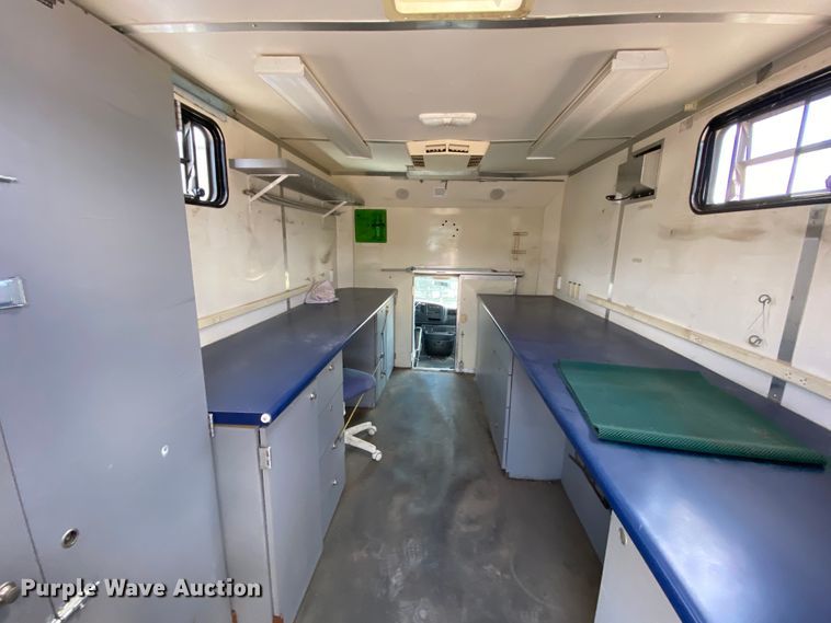 image for item HG9208 2002 Chevrolet Express 3500  box truck