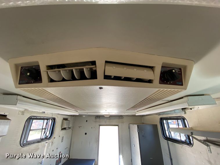 image for item HG9208 2002 Chevrolet Express 3500  box truck