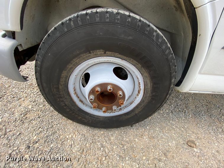 image for item HG9208 2002 Chevrolet Express 3500  box truck