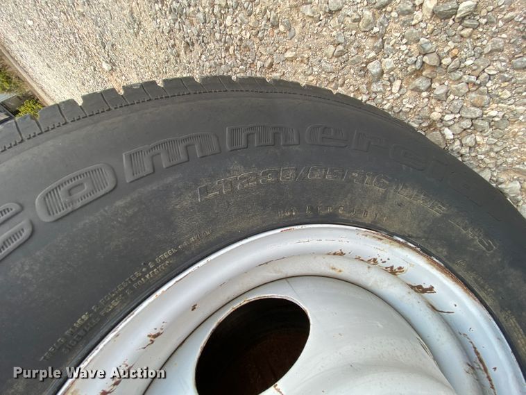 image for item HG9208 2002 Chevrolet Express 3500  box truck