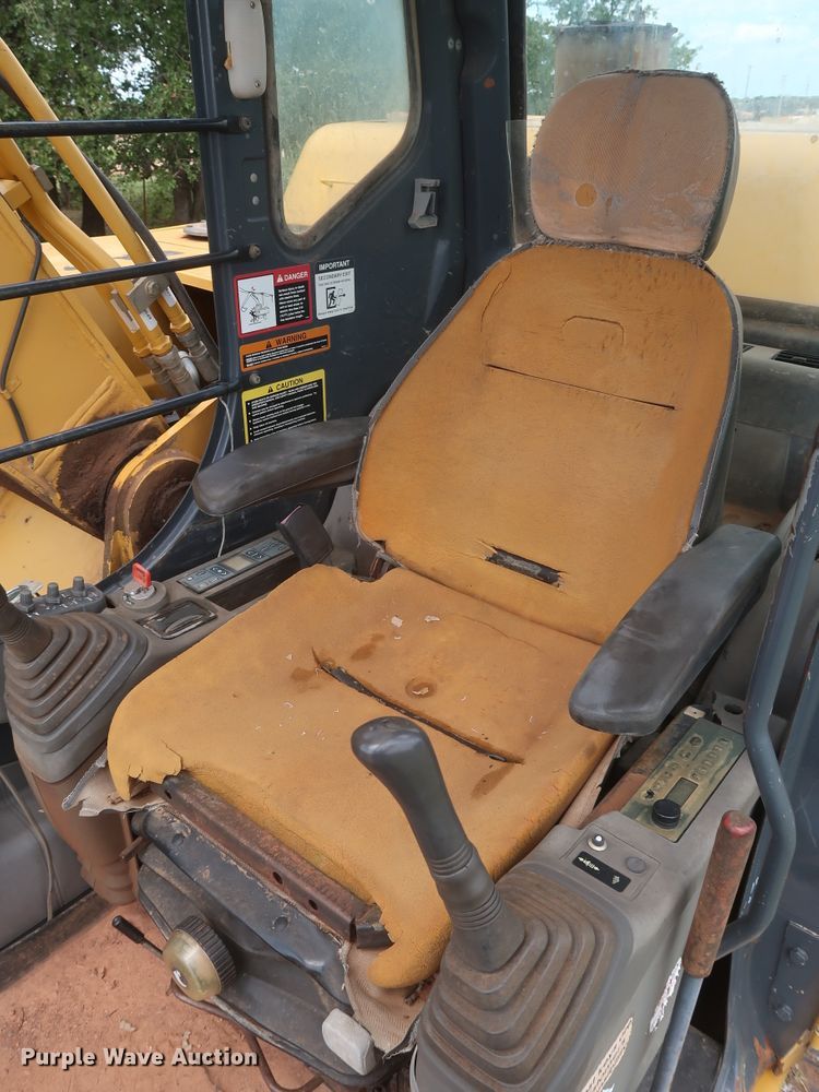 image for item HJ9330 2005 John Deere 160C LC  excavator