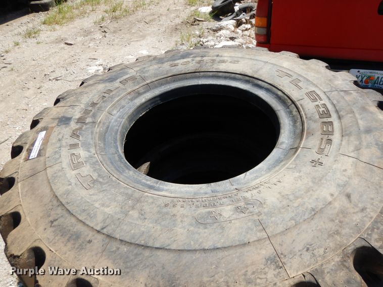 image for item HJ9558 (2) 20.5R25 tires