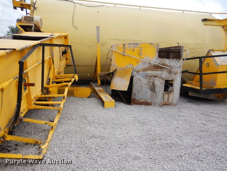 image for item HY9487 (2) Estee asphalt silos