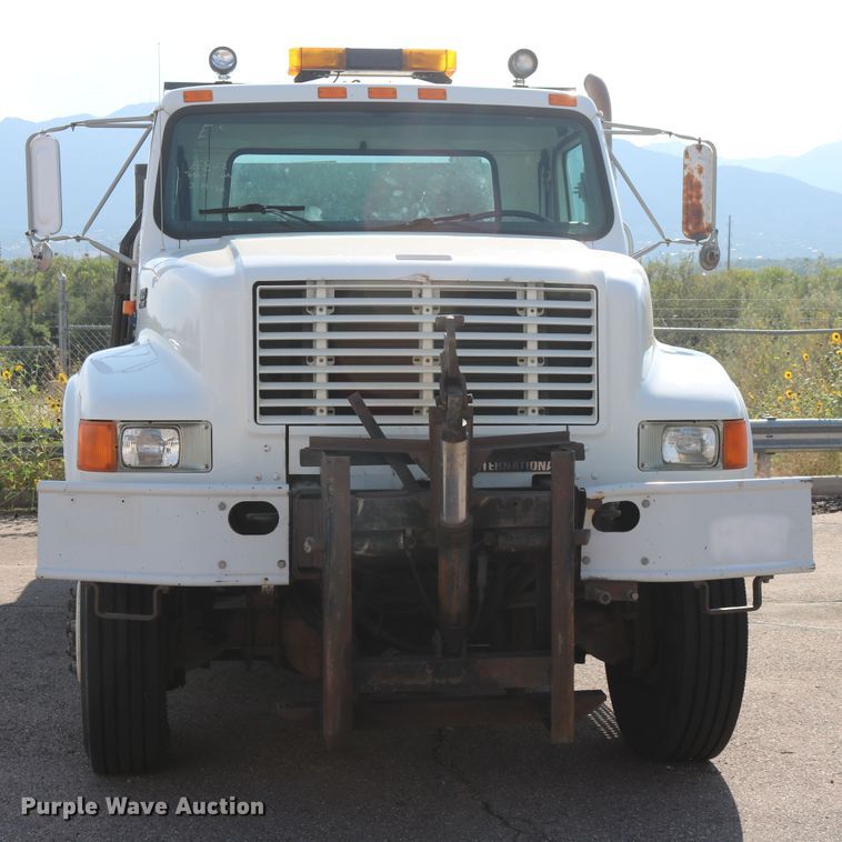 image for item DD6146 1996 International 4800  pothole patcher truck