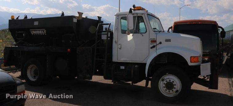 image for item DD6146 1996 International 4800  pothole patcher truck