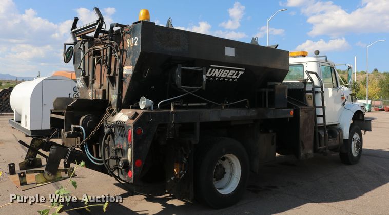 image for item DD6146 1996 International 4800  pothole patcher truck