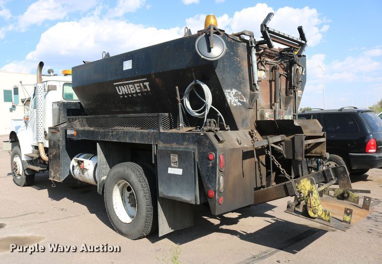 image for item DD6146 1996 International 4800  pothole patcher truck