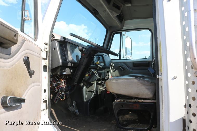 image for item DD6146 1996 International 4800  pothole patcher truck