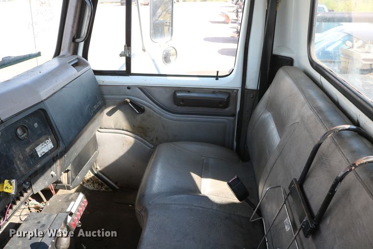 image for item DD6146 1996 International 4800  pothole patcher truck