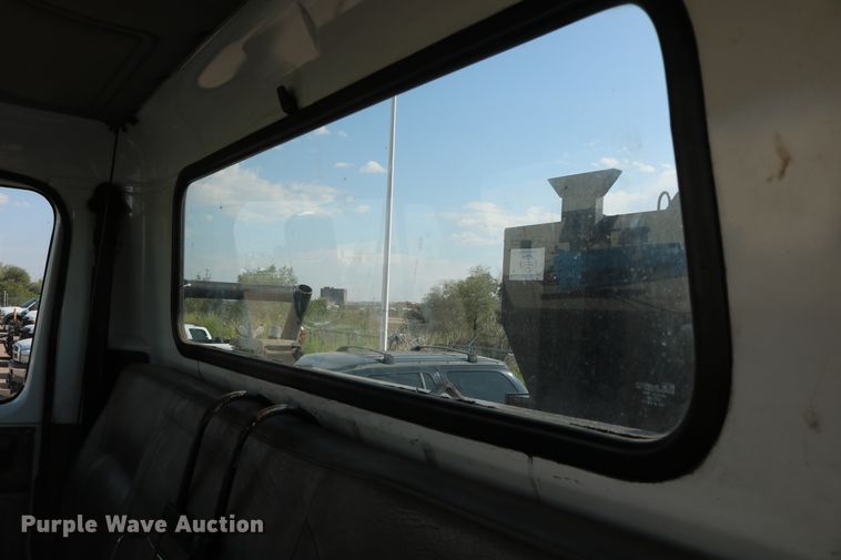 image for item DD6146 1996 International 4800  pothole patcher truck