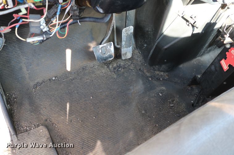 image for item DD6146 1996 International 4800  pothole patcher truck