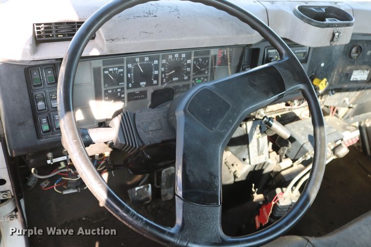 image for item DD6146 1996 International 4800  pothole patcher truck