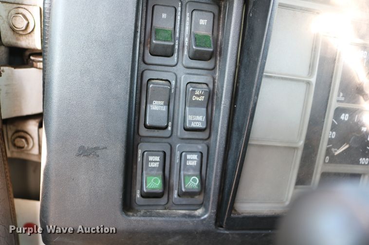 image for item DD6146 1996 International 4800  pothole patcher truck