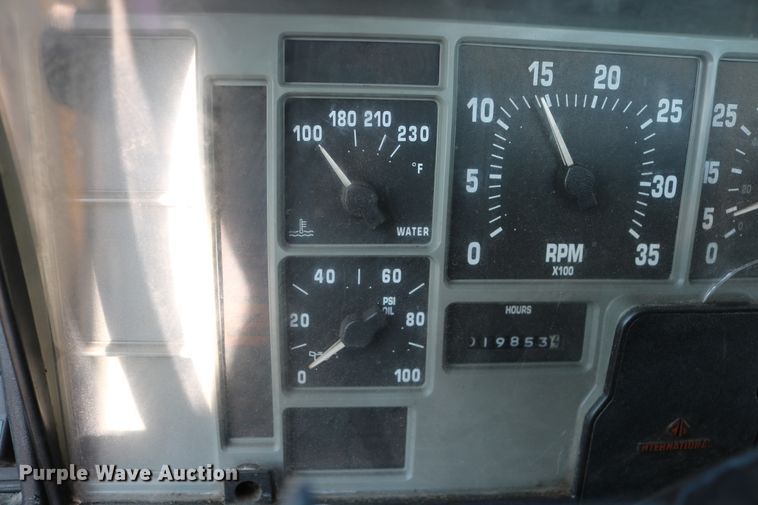 image for item DD6146 1996 International 4800  pothole patcher truck