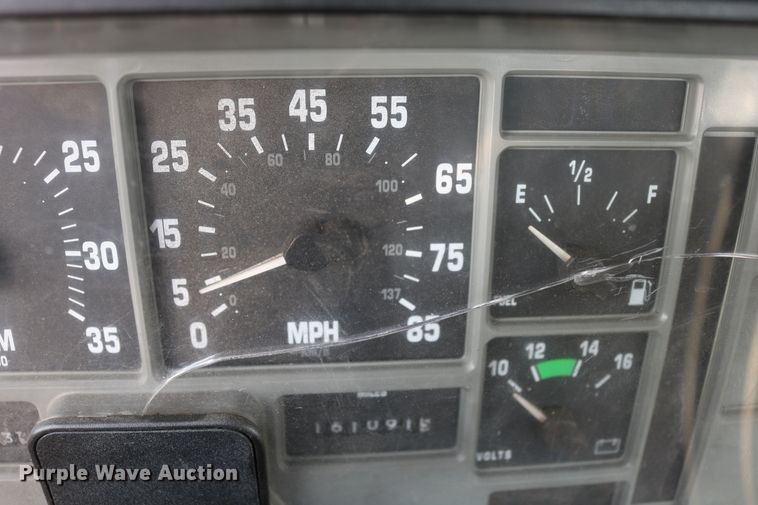 image for item DD6146 1996 International 4800  pothole patcher truck